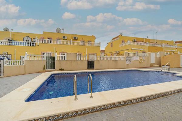 Chalet pareado en calle el Grove