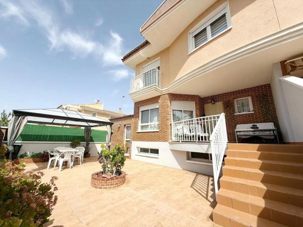 Casa independiente en calle Poetisa Emilia Sempere, 4