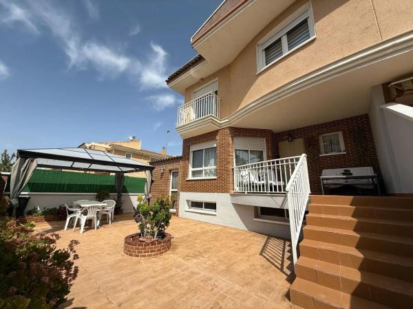 Casa independiente en calle Poetisa Emilia Sempere, 4