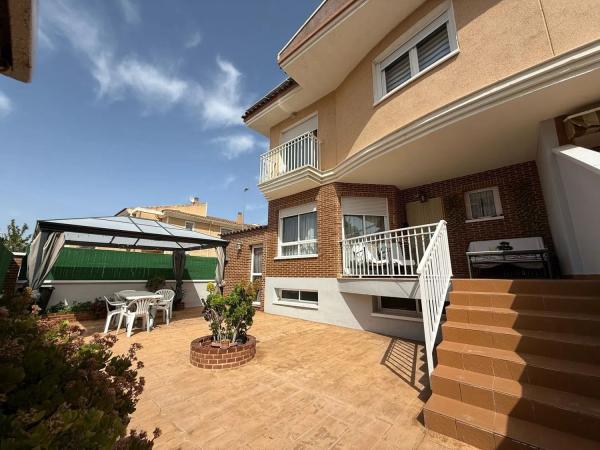 Casa independiente en calle Poetisa Emilia Sempere, 4