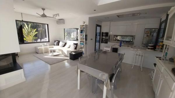 Casa independiente en avenida de Ultramar, 107