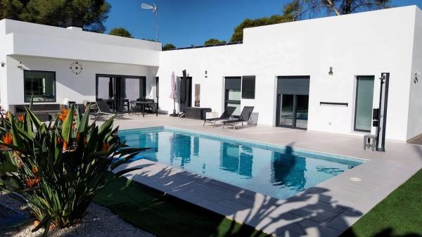 Casa independiente en avenida de Ultramar, 107