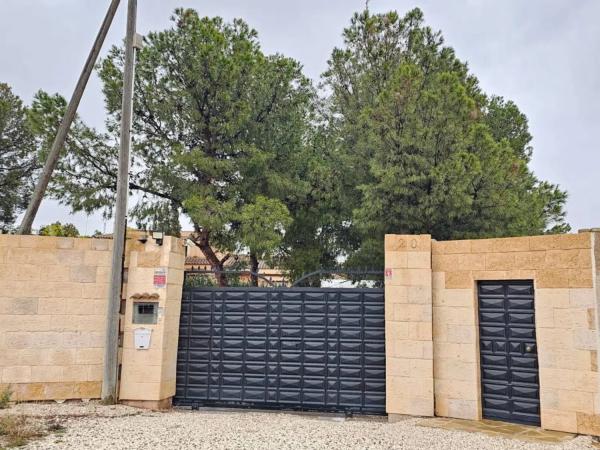 Casa independiente en calle Ripio-Yeseras