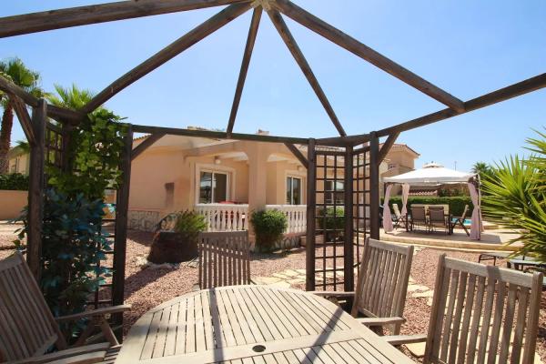 Casa independiente en calle Novelda, 6