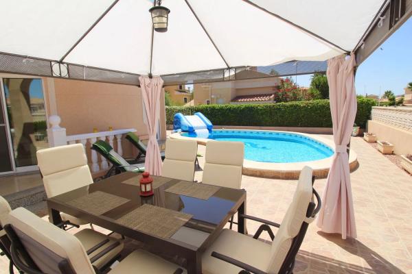 Casa independiente en calle Novelda, 6