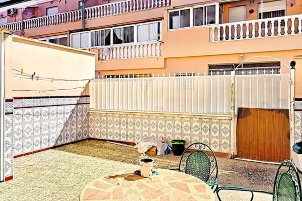 Chalet pareado en avenida de Villena