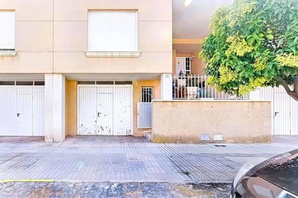 Chalet pareado en avenida de Villena