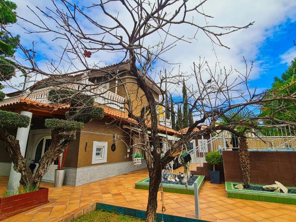 Casa independiente en avenida Colegio Miguel Cervantes