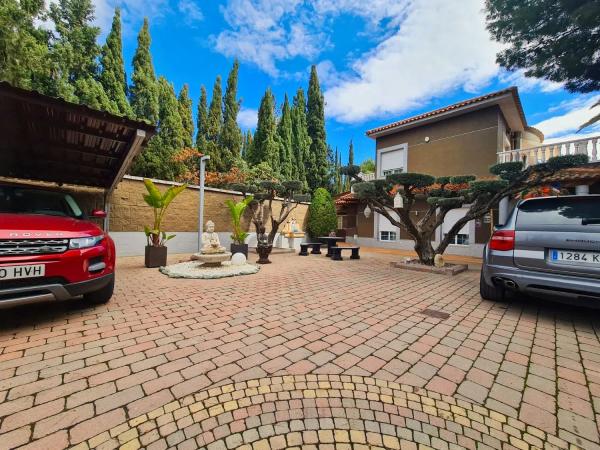 Casa independiente en avenida Colegio Miguel Cervantes
