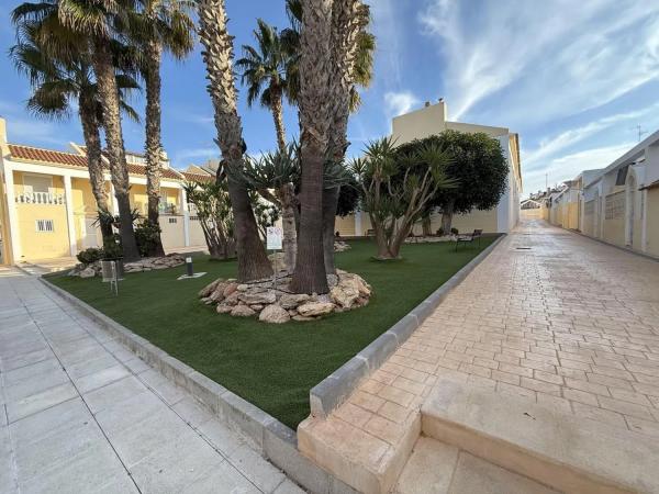 Casa independiente en avenida Corinto