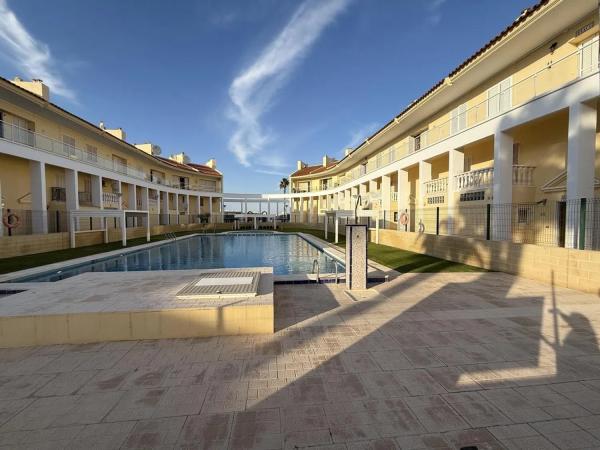 Casa independiente en avenida Corinto