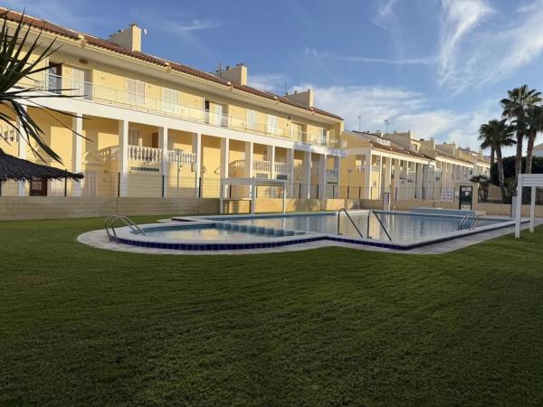 Casa independiente en avenida Corinto