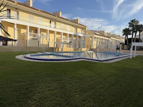 Casa independiente en avenida Corinto