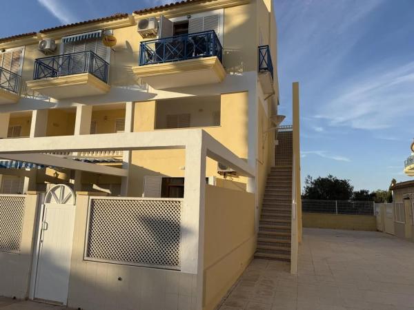 Casa independiente en avenida Corinto