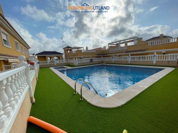 Chalet adosado en calle Torrevieja, 14