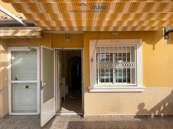 Chalet adosado en calle Torrevieja, 14
