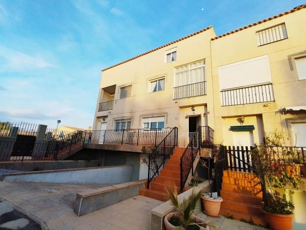 Chalet adosado en calle la Carrasqueta