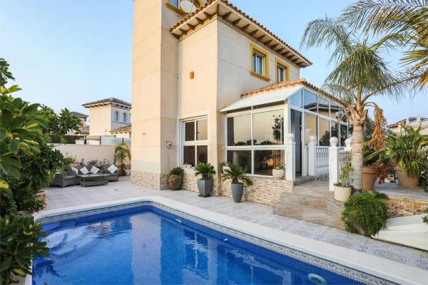 Casa independiente en calle Hita