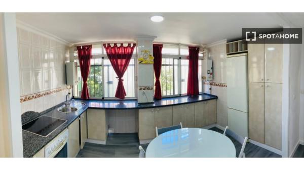 Se alquila habitación en piso de 6 habitaciones en Sevilla