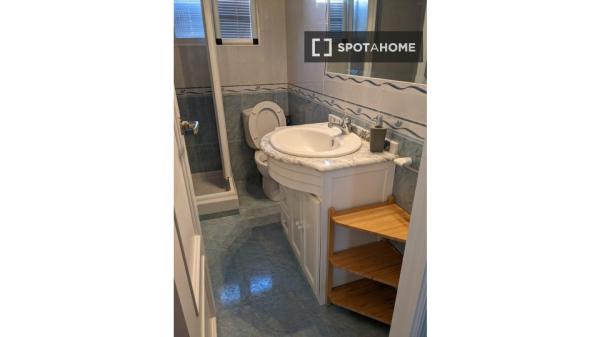 Se alquila habitación en piso de 6 habitaciones en Sevilla