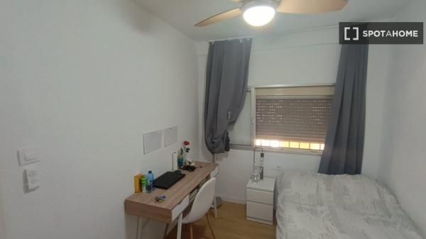 Se alquila habitación en piso de 6 habitaciones en Sevilla