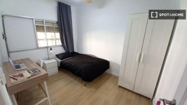 Se alquila habitación en piso de 6 habitaciones en Sevilla