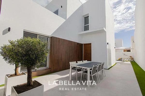 Casa independiente en calle General Joaquin Sansano, 9