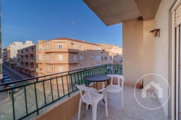 Piso en ronda de la Constitució