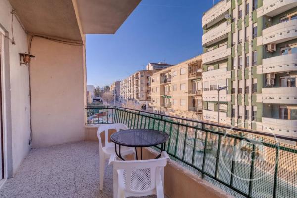 Piso en ronda de la Constitució