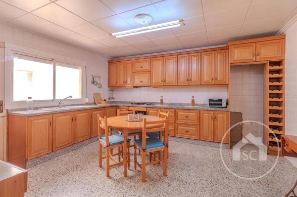 Piso en ronda de la Constitució