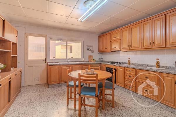 Piso en ronda de la Constitució