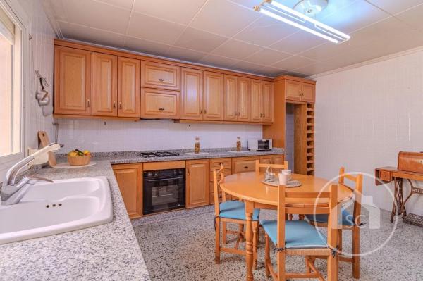 Piso en ronda de la Constitució