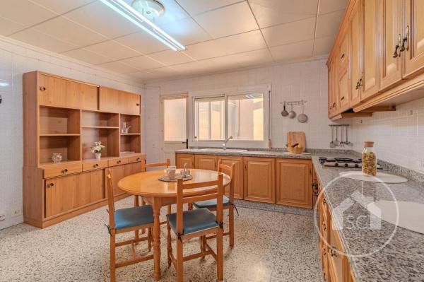 Piso en ronda de la Constitució