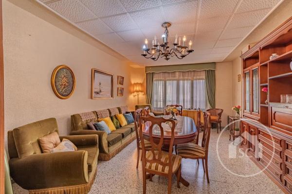 Piso en ronda de la Constitució