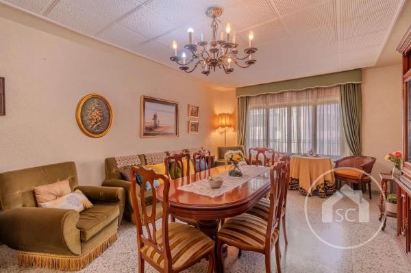 Piso en ronda de la Constitució