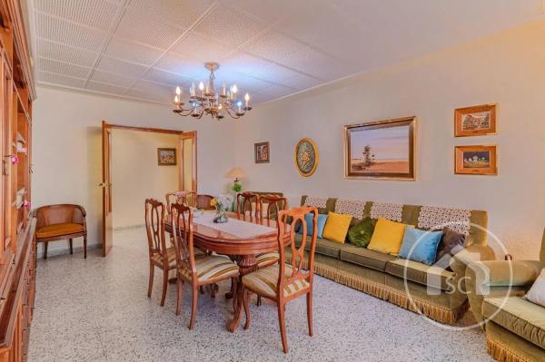 Piso en ronda de la Constitució