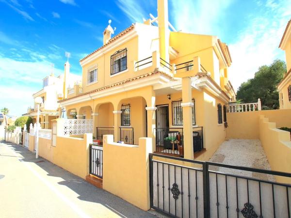 Chalet pareado en calle Baikal