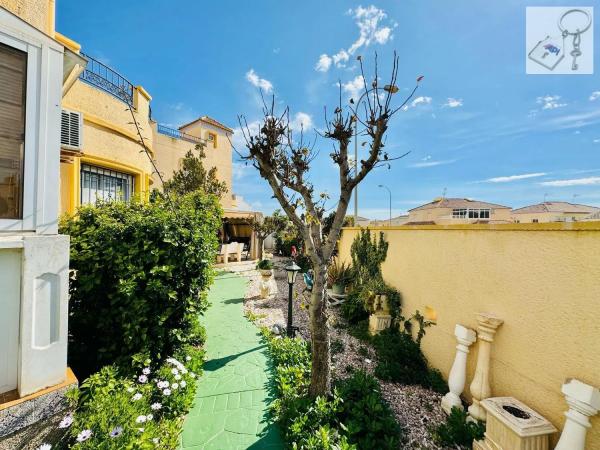 Chalet en Barrio Los Almendros-La Florida