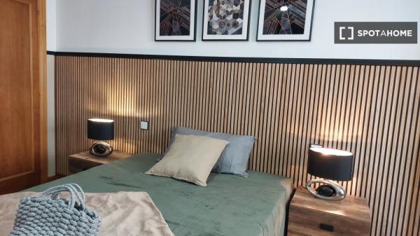 Se alquila habitación en piso de 6 habitaciones en Madrid