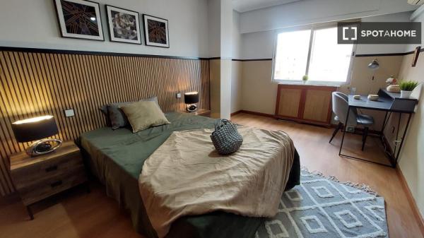 Se alquila habitación en piso de 6 habitaciones en Madrid