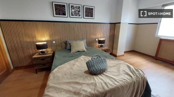 Se alquila habitación en piso de 6 habitaciones en Madrid