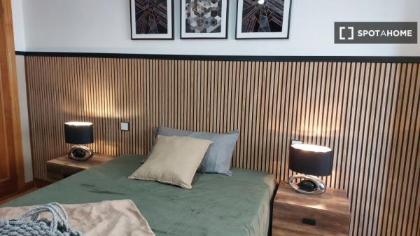 Se alquila habitación en piso de 6 habitaciones en Madrid