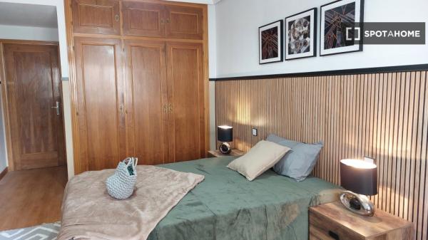 Se alquila habitación en piso de 6 habitaciones en Madrid