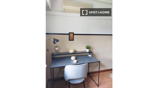 Se alquila habitación en piso de 6 habitaciones en Madrid