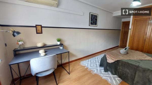 Se alquila habitación en piso de 6 habitaciones en Madrid