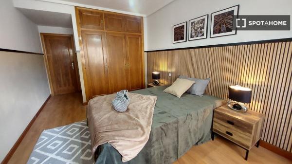 Se alquila habitación en piso de 6 habitaciones en Madrid