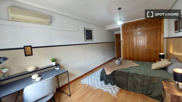 Se alquila habitación en piso de 6 habitaciones en Madrid