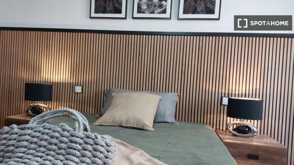 Se alquila habitación en piso de 6 habitaciones en Madrid