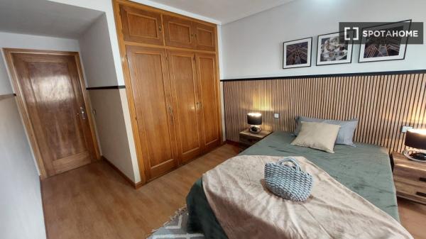 Se alquila habitación en piso de 6 habitaciones en Madrid