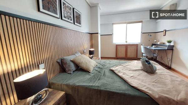 Se alquila habitación en piso de 6 habitaciones en Madrid